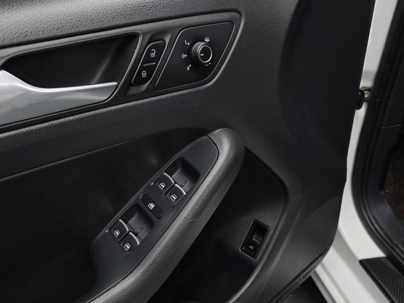 2015 Volkswagen Jetta 2.0 TDI BlueMotion Premium 6th photo 17