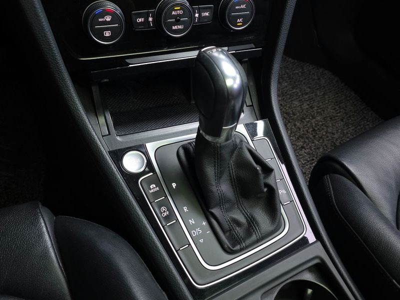 2015 Volkswagen Golf 2.0 TDI Premium photo 9