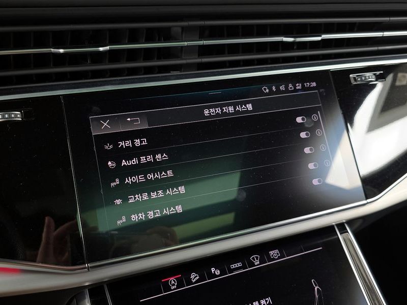 2021 Audi Q8 55 TFSI Quattro Premium photo 16