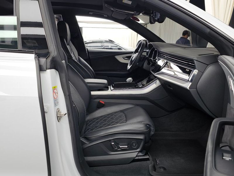 2021 Audi Q8 55 TFSI Quattro Premium photo 11