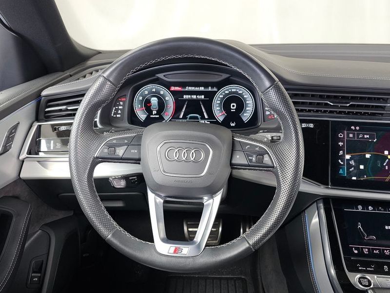 2021 Audi Q8 55 TFSI Quattro Premium photo 13