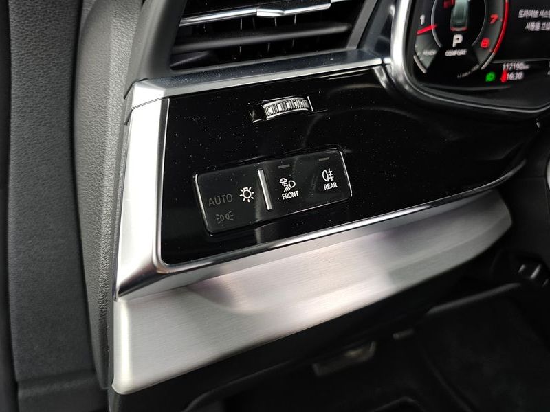 2021 Audi Q8 55 TFSI Quattro Premium photo 28