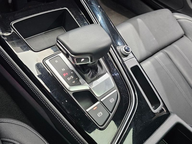 2021 Audi A4 45 TFSI Quattro Premium photo 9