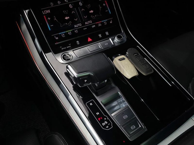 2022 Audi Q8 55 TFSI Quattro Premium photo 9