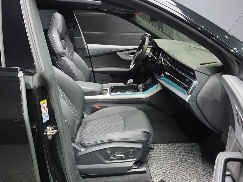 2022 Audi Q8 55 TFSI Quattro Premium photo 11