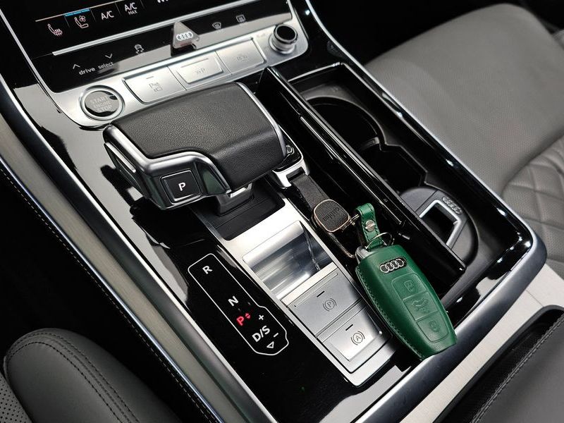 2023 Audi Q8 55 TFSI Quattro Premium photo 9