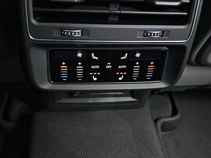 2023 Audi Q8 55 TFSI Quattro Premium photo 17