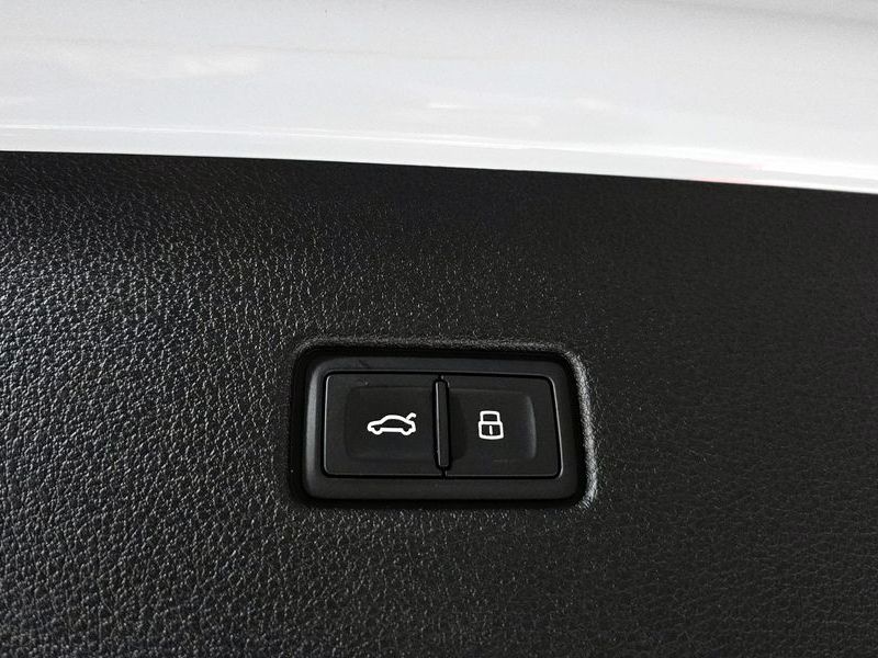2023 Audi Q8 55 TFSI Quattro Premium photo 18