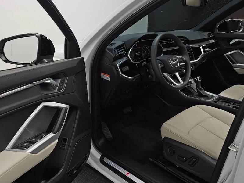 2025 Audi Q3 35 TDI Premium photo 11