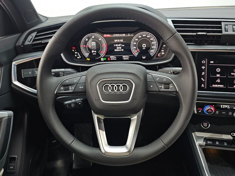 2025 Audi Q3 35 TDI Premium photo 13