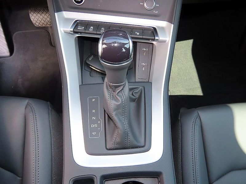 2025 Audi Q3 40 TFSI Quattro Premium photo 9