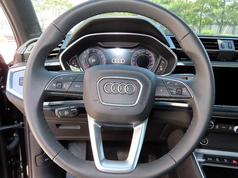2025 Audi Q3 40 TFSI Quattro Premium photo 11