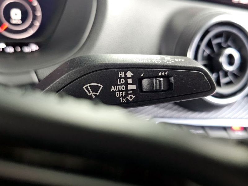 2020 Audi Q2 35 TDI Premium photo 17