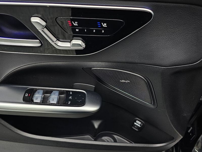 2024 Mercedes-Benz C-Class C300 4MATIC Avantgarde photo 17