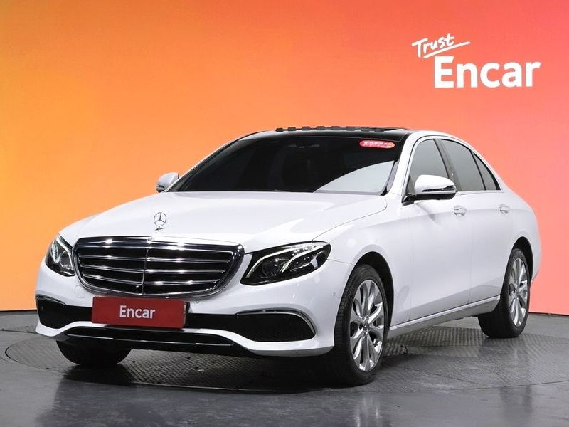 2018 Mercedes-Benz E-Class E300 4MATIC Exclusive photo 1