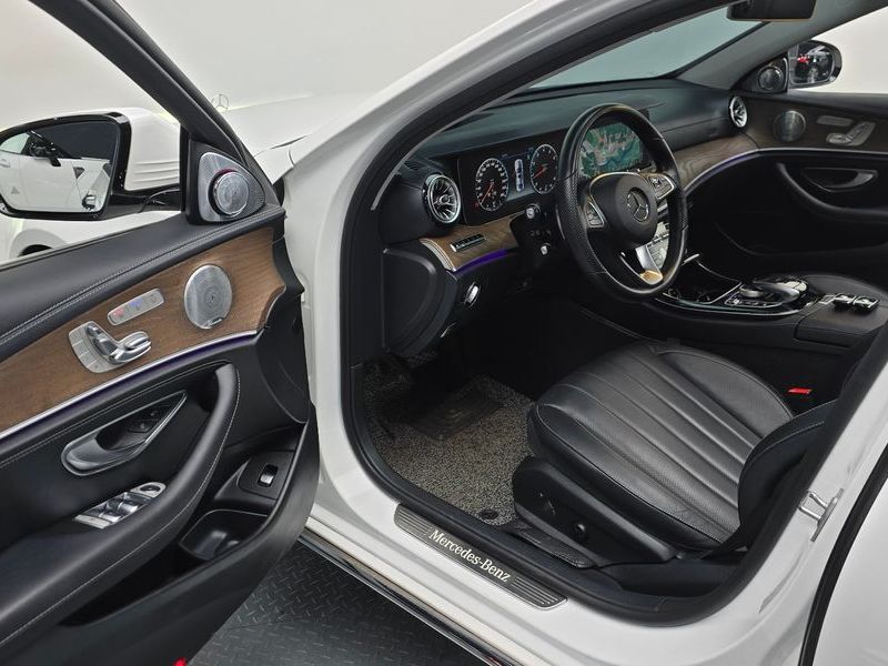 2018 Mercedes-Benz E-Class E300 4MATIC Exclusive photo 11