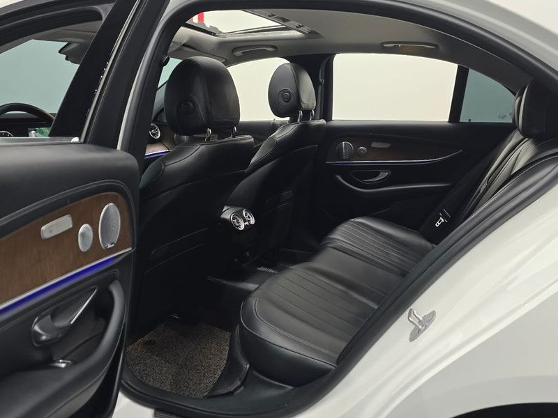 2018 Mercedes-Benz E-Class E300 4MATIC Exclusive photo 12