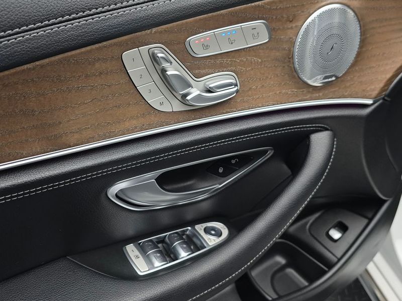 2018 Mercedes-Benz E-Class E300 4MATIC Exclusive photo 17