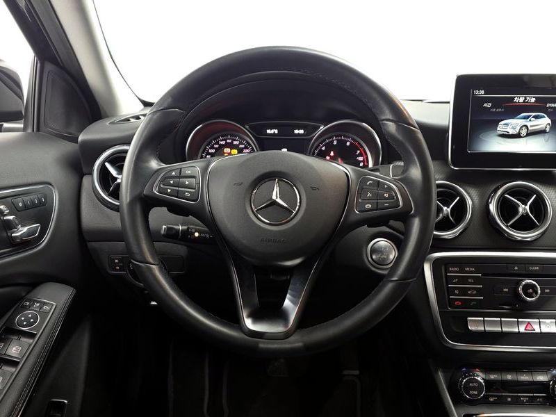 2019 Mercedes-Benz A-Class GLA220 photo 12