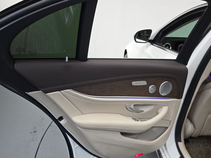 2019 Mercedes-Benz E-Class E300 4MATIC Exclusive photo 25