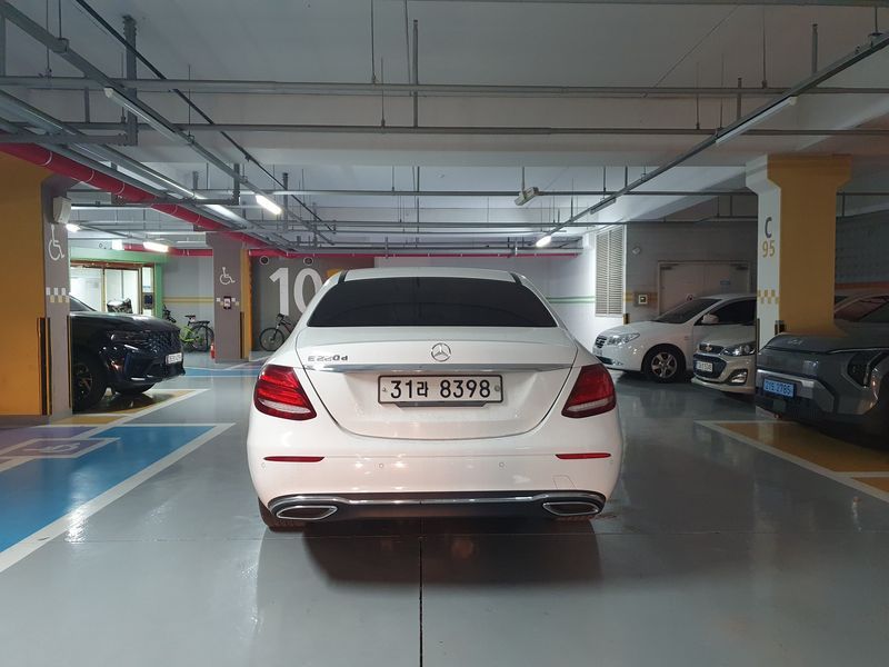 2017 Mercedes-Benz E-Class E220d 4MATIC Avantgarde photo 10