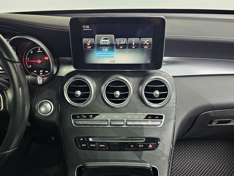2017 Mercedes-Benz C-Class GLC220 d 4MATIC Premium photo 14