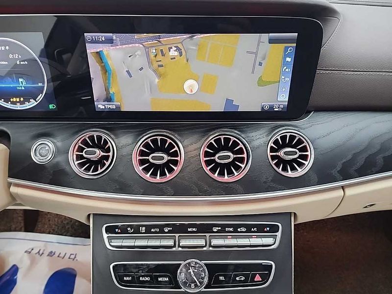 2018 Mercedes-Benz E-Class E220d Cabriolet photo 10