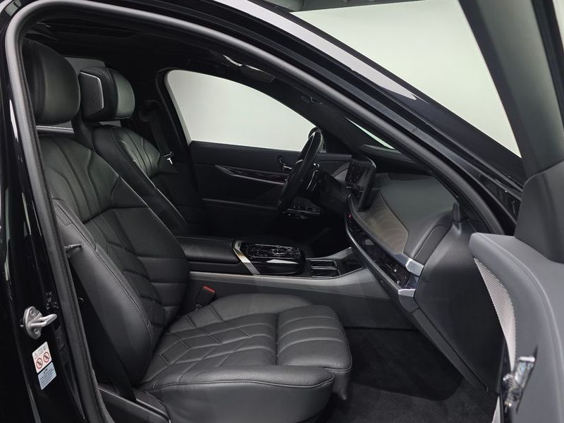 2023 BMW 7 Series 740d xDrive Design Pure Excellence photo 10