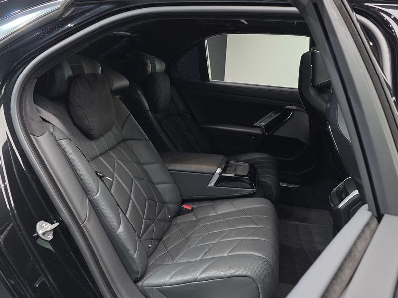 2023 BMW 7 Series 740d xDrive Design Pure Excellence photo 12