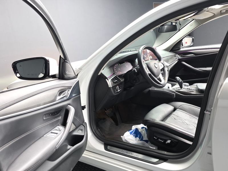 2021 BMW 5 Series 530i Luxury photo 10