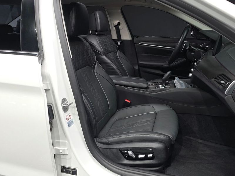 2021 BMW 5 Series 530i Luxury photo 11