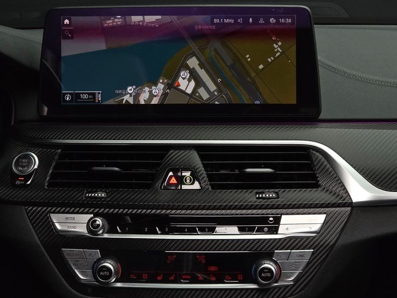 2021 BMW 5 Series 530i Luxury photo 14