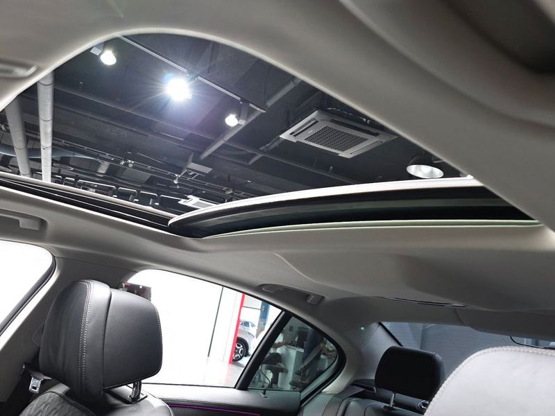 2021 BMW 5 Series 530i Luxury photo 18