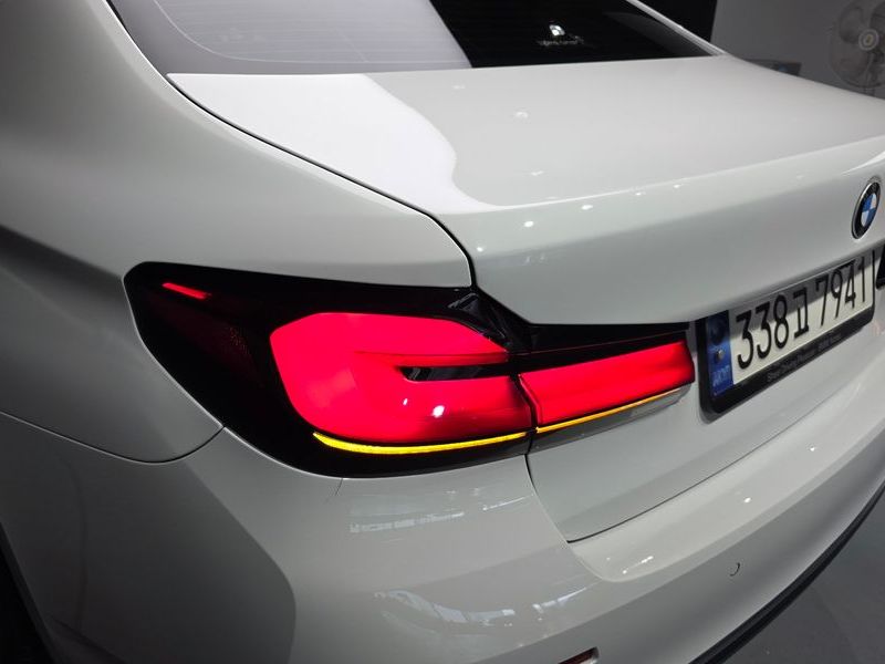 2021 BMW 5 Series 530i Luxury photo 23