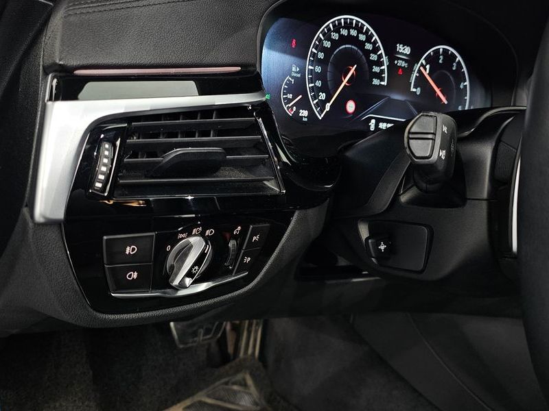 2019 BMW 5 Series 520d M Sport Package Plus photo 16