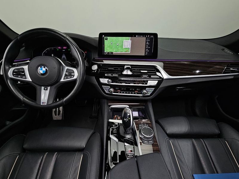 2022 BMW 5 Series 520i M Sport photo 7