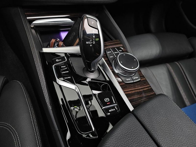 2022 BMW 5 Series 520i M Sport photo 9