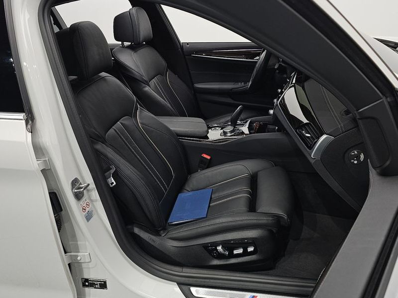 2022 BMW 5 Series 520i M Sport photo 10