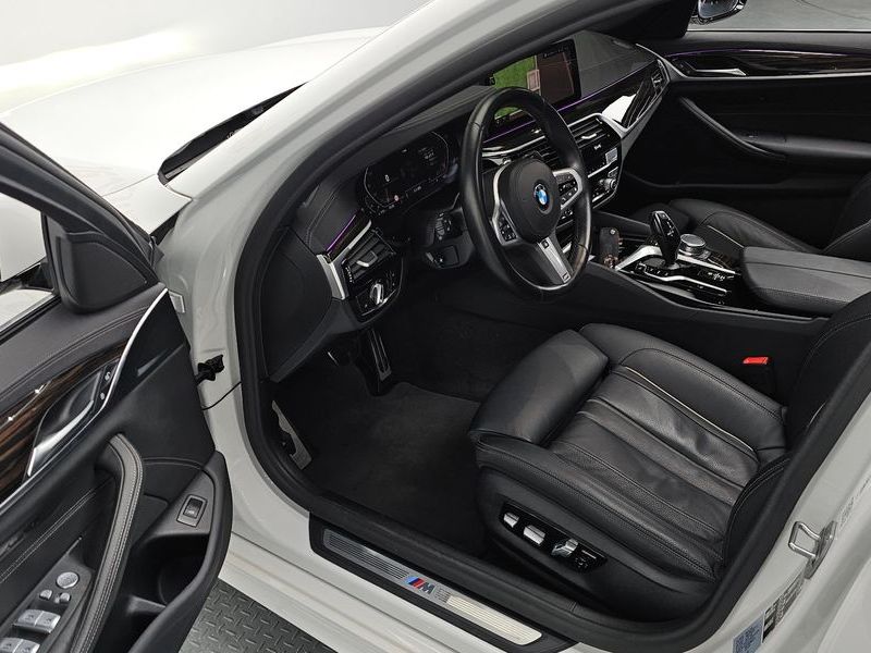 2022 BMW 5 Series 520i M Sport photo 11
