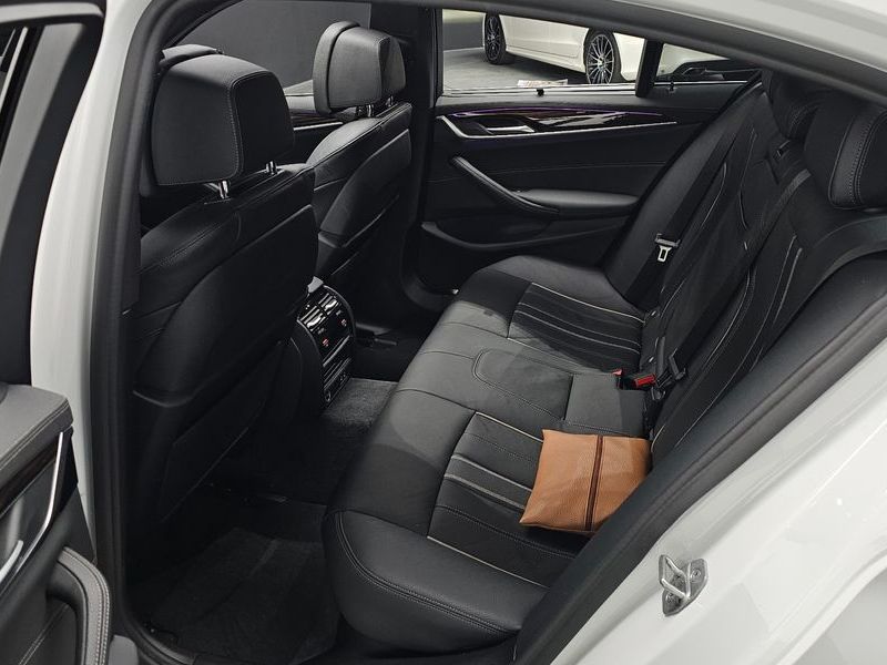 2022 BMW 5 Series 520i M Sport photo 12