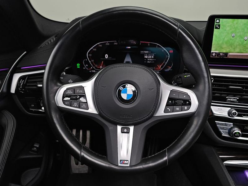 2022 BMW 5 Series 520i M Sport photo 13