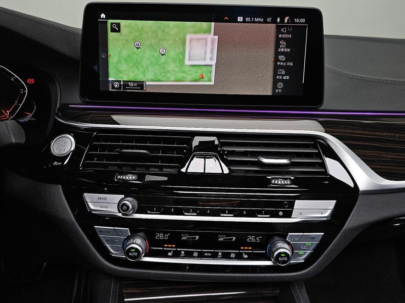 2022 BMW 5 Series 520i M Sport photo 14
