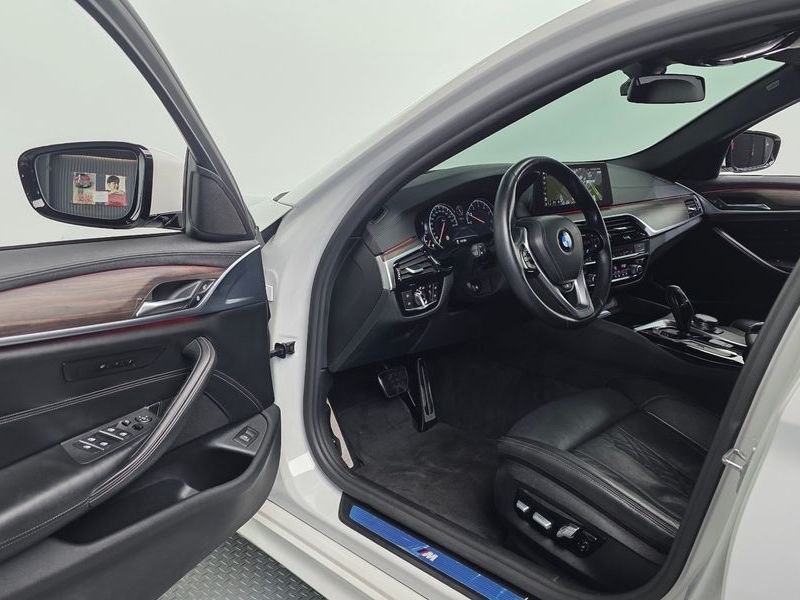 2017 BMW 5 Series 530i M Sport Package Plus photo 10
