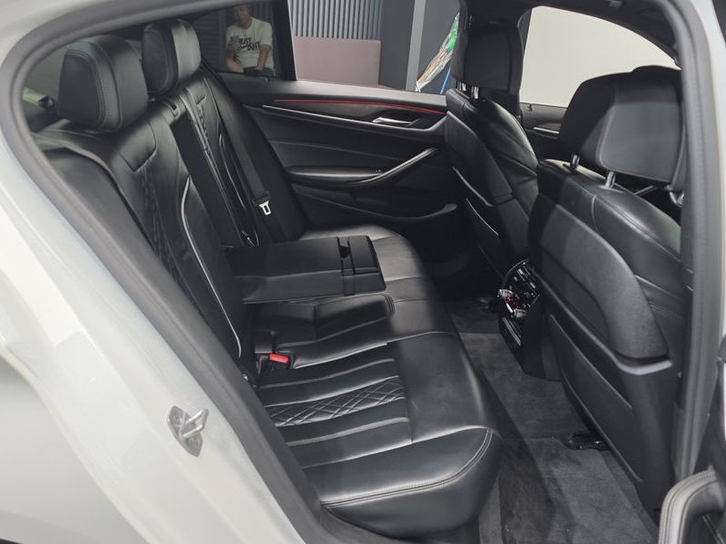 2017 BMW 5 Series 530i M Sport Package Plus photo 11