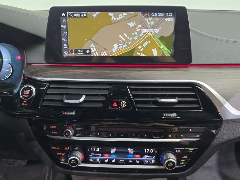 2017 BMW 5 Series 530i M Sport Package Plus photo 14