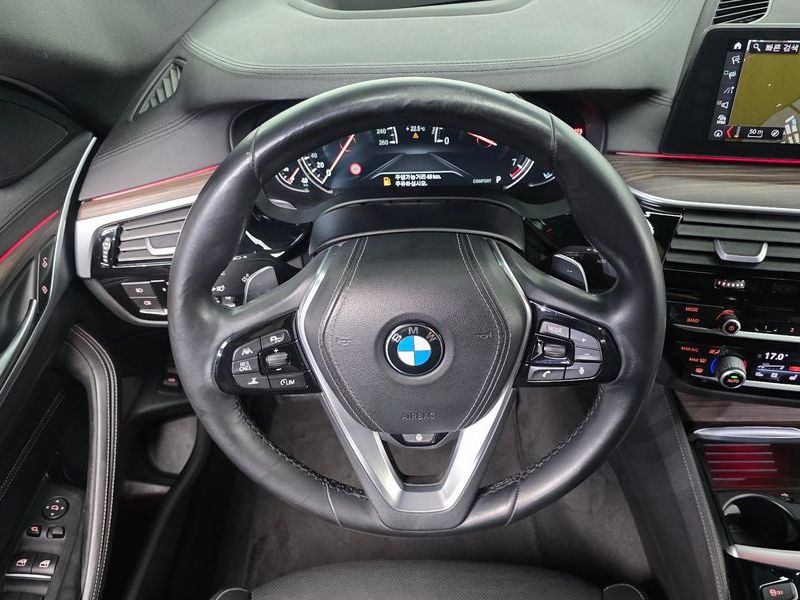 2017 BMW 5 Series 530i M Sport Package Plus photo 15