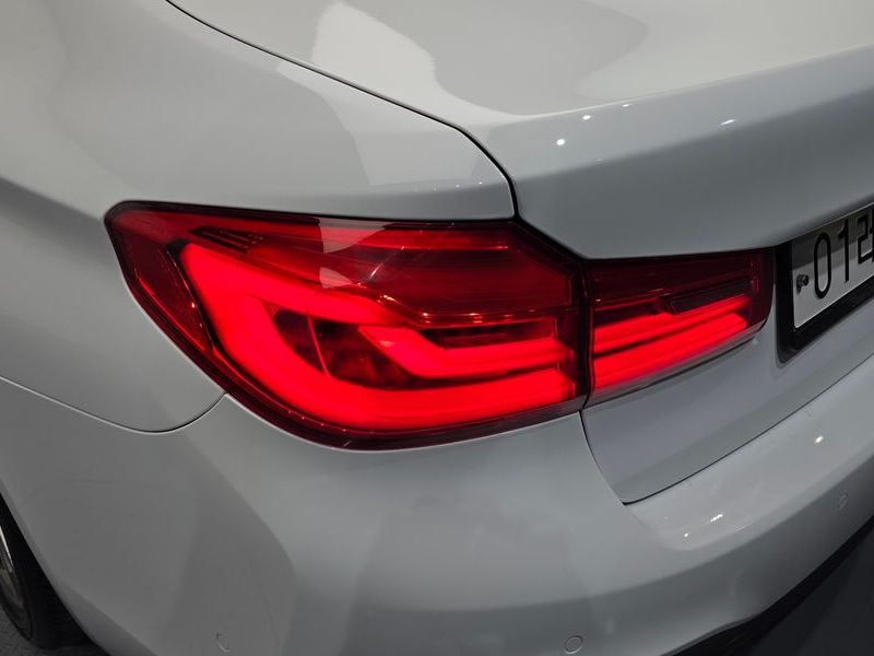 2017 BMW 5 Series 530i M Sport Package Plus photo 23