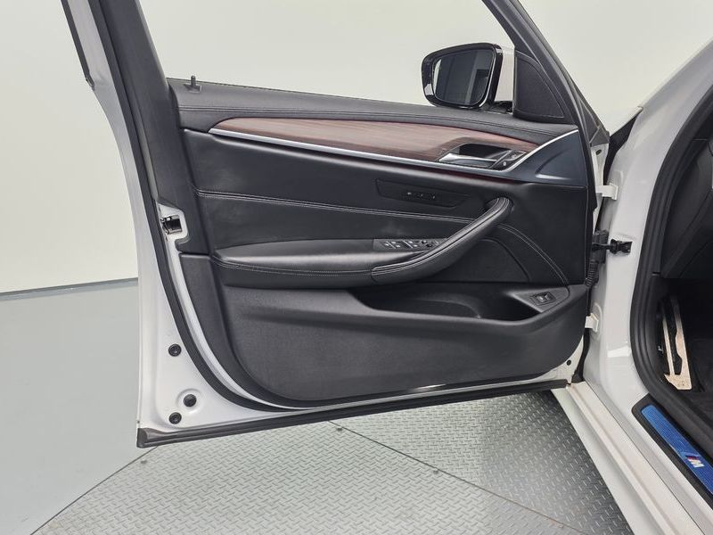 2017 BMW 5 Series 530i M Sport Package Plus photo 24
