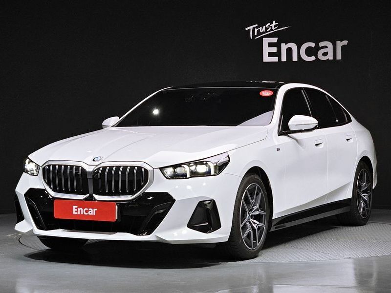 2025 BMW 5 Series 520i M Sport photo 1