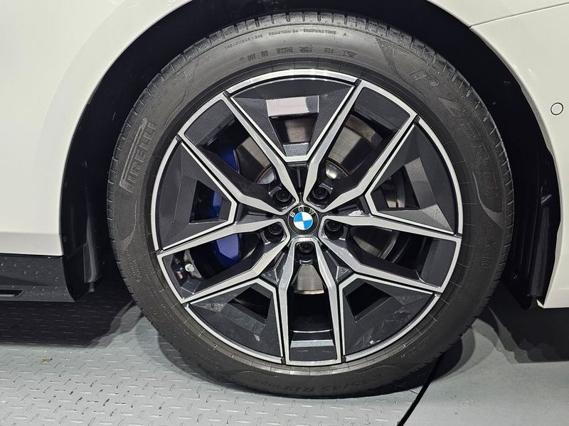 2025 BMW 5 Series 520i M Sport photo 21